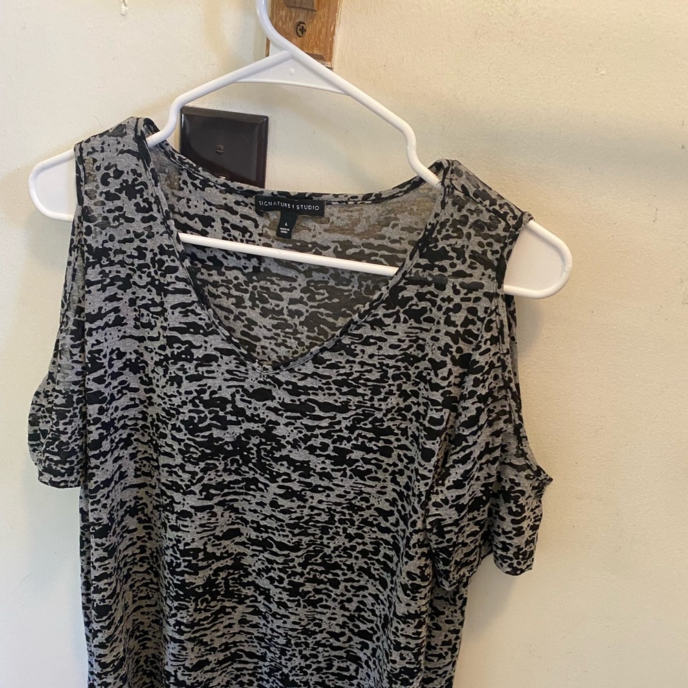 Women top translucent. Size L by Signature Studio.